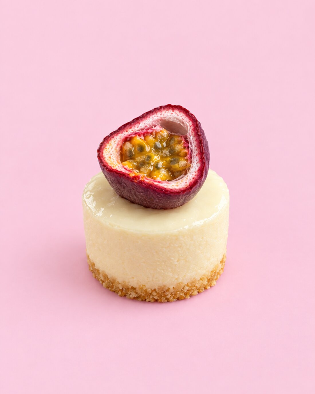 Weißer runder Mini-Cheesecake mit halber Maracuja